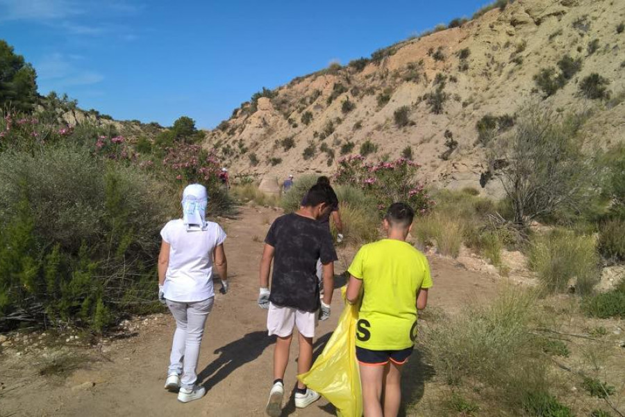 Menores del centro educativo ‘La Zarza’ de Abanilla (Murcia) participan en una actividad de recogida de basura en el río Chícamo