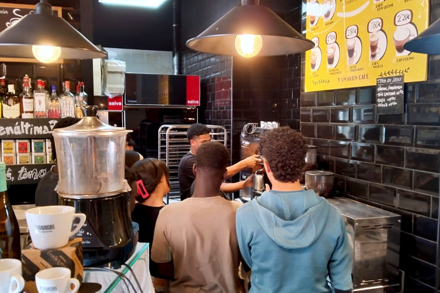 Un joven practica con la preparación de un café