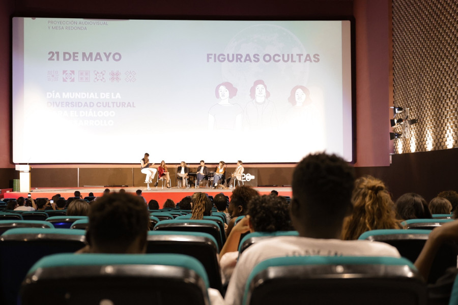Dos jóvenes participan en la mesa redonda posterior a la proyección
