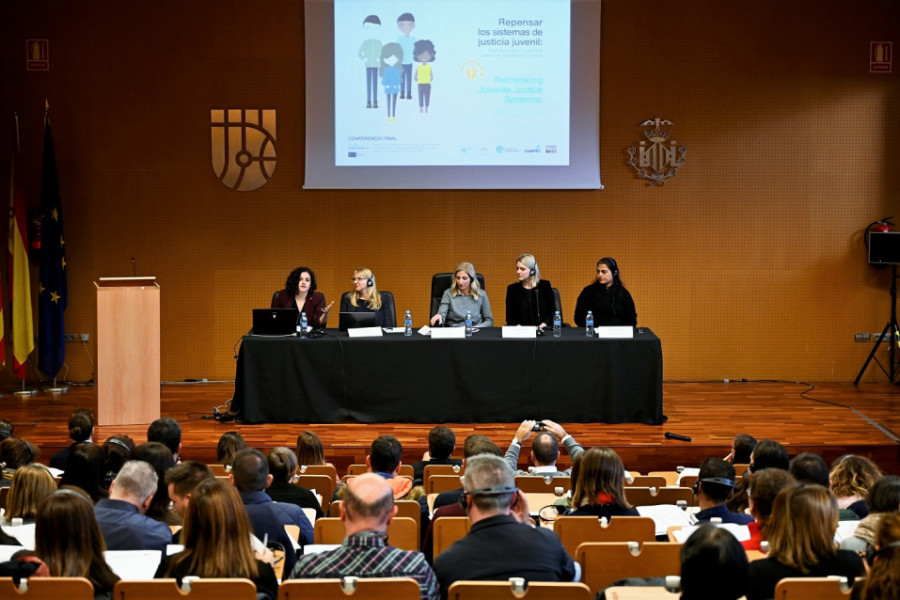 Conferencia final proyecto 'Child Friendly JT'. Natalia García, Petya Dimitrova, Amelija Hrepic, Josipa Vucica y Christine Mavrou