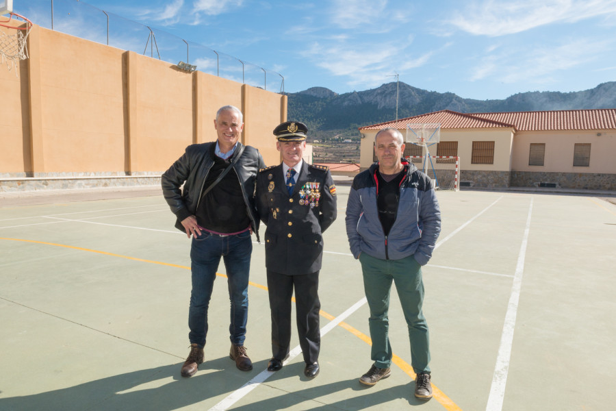 Visita del comisario jefe Ignacio del Olmo al centro 'La Zarza' de Fundación Diagrama.