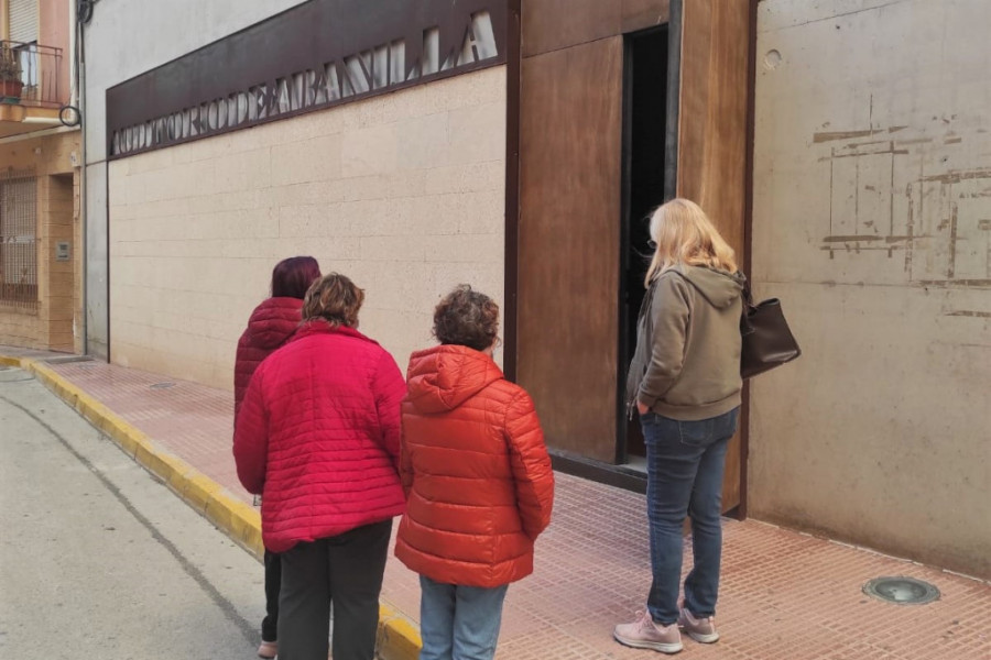 Cuatro mujeres esperan para entrar al Auditorio Municipal de Abanilla