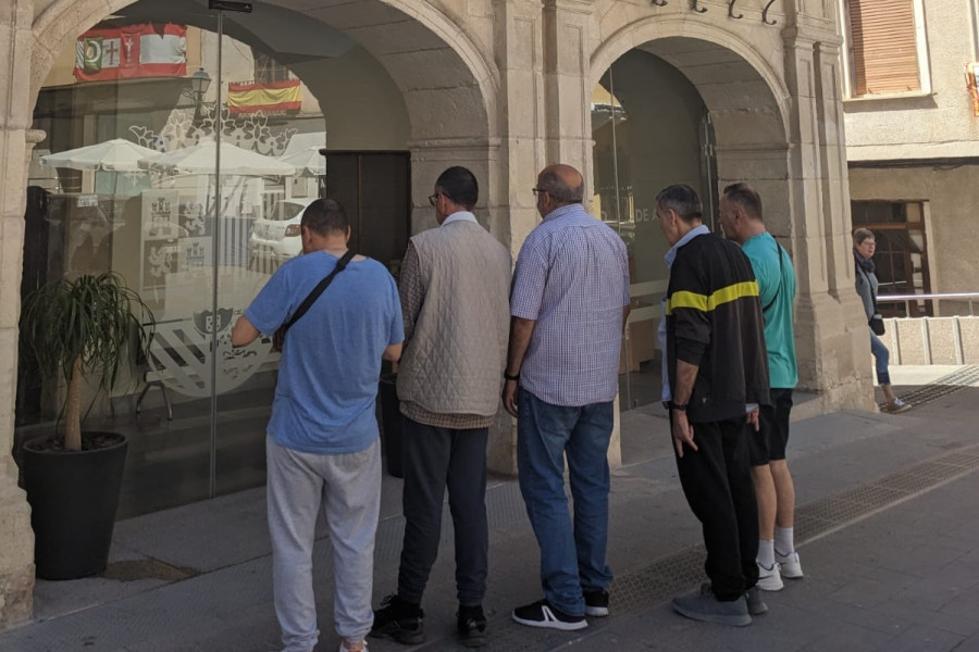 Los cinco usuarios, frente a las puertas del ayuntamiento