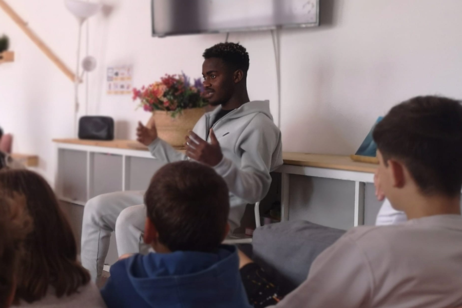 Aboubacar Bassinga visita a las niñas, niños y adolescentes del hogar 'Jiribilla'