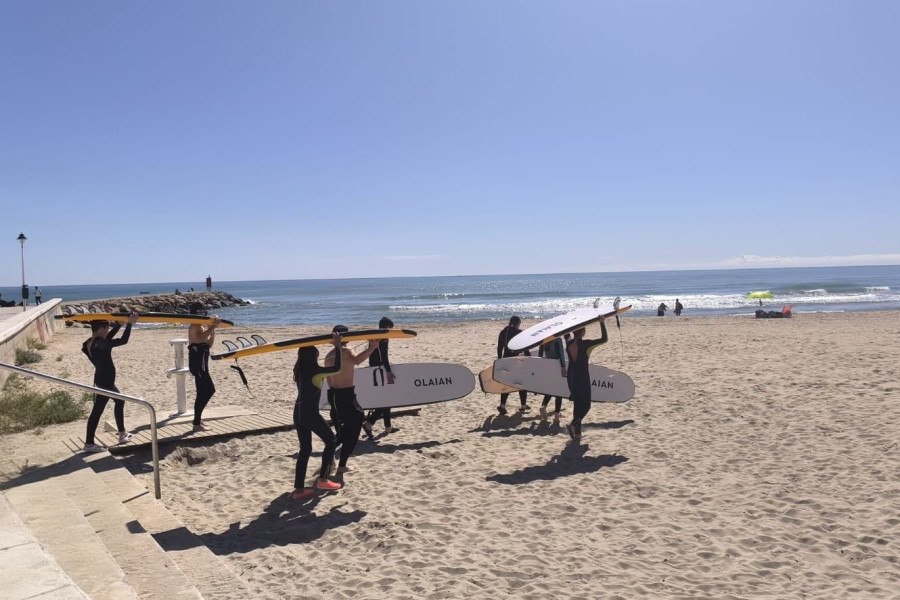 Jóvenes de la residencia 'Torrent II' se inician en el deporte del surf