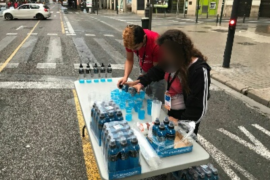 Los jóvenes atendidos en el centro ‘Campanar’ de Valencia participan como voluntarios en la Media Maratón Valencia 2017. Fundación Diagrama. 