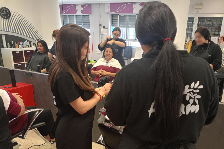 Las jóvenes del programa Labora realizan unas prácticas en una peluquería