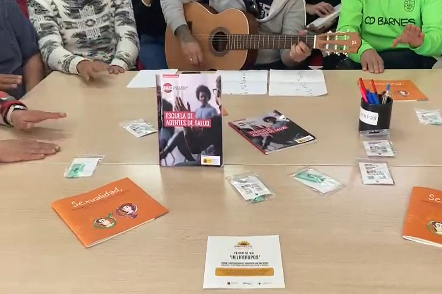 Agentes de salud tocando el tema que han compuesto
