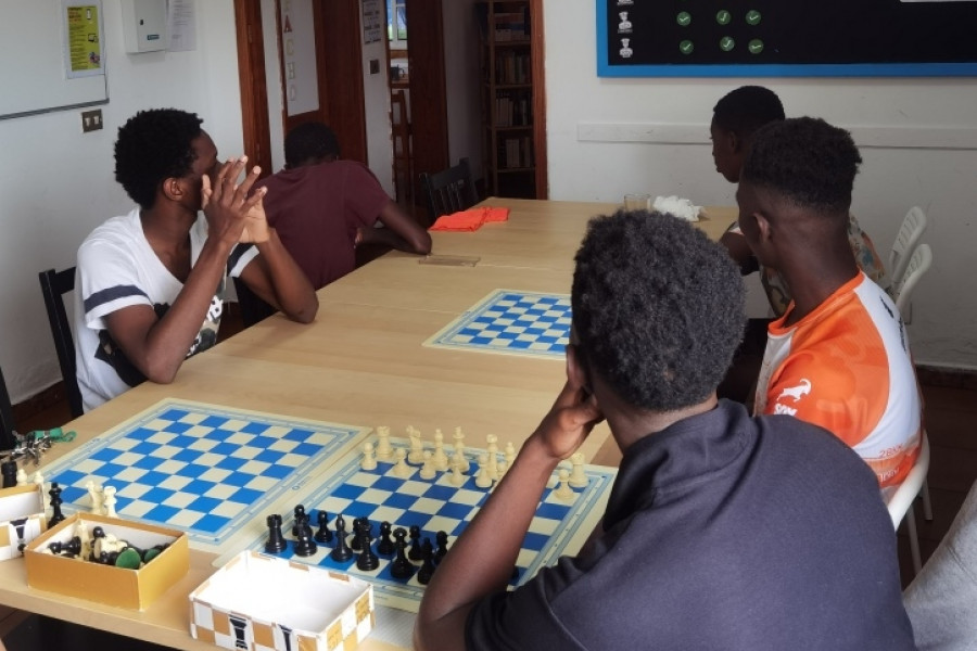 El mundo del ajedrez entra en el centro de acogimiento residencial ‘Cardones’ de Las Palmas de Gran Canaria