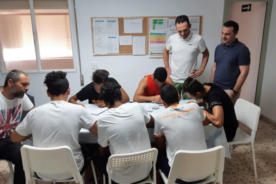 Los menores del centro de acogida ‘Alácera’ de Caudete asisten a una charla sobre formación e inserción impartida por un directivo de NBN23
