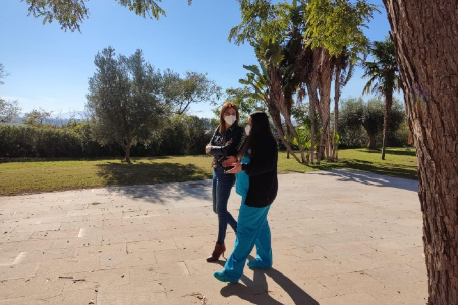 La alcaldesa de Archena, Patricia Fernández, visita junto a otras autoridades locales a las personas mayores de la residencia ‘Nuevo Azahar’.