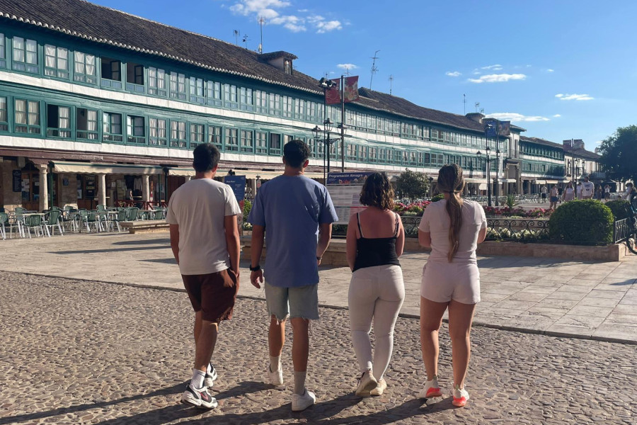 Los cuatro jóvenes, frente al teatro de Almagro donde se lleva a cabo el festival