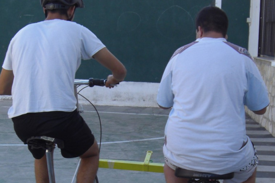 Los jóvenes del centro ‘Anassim’ de Llanera de Ranes (Valencia) participan en una actividad sobre bicicletas y diversidad funcional