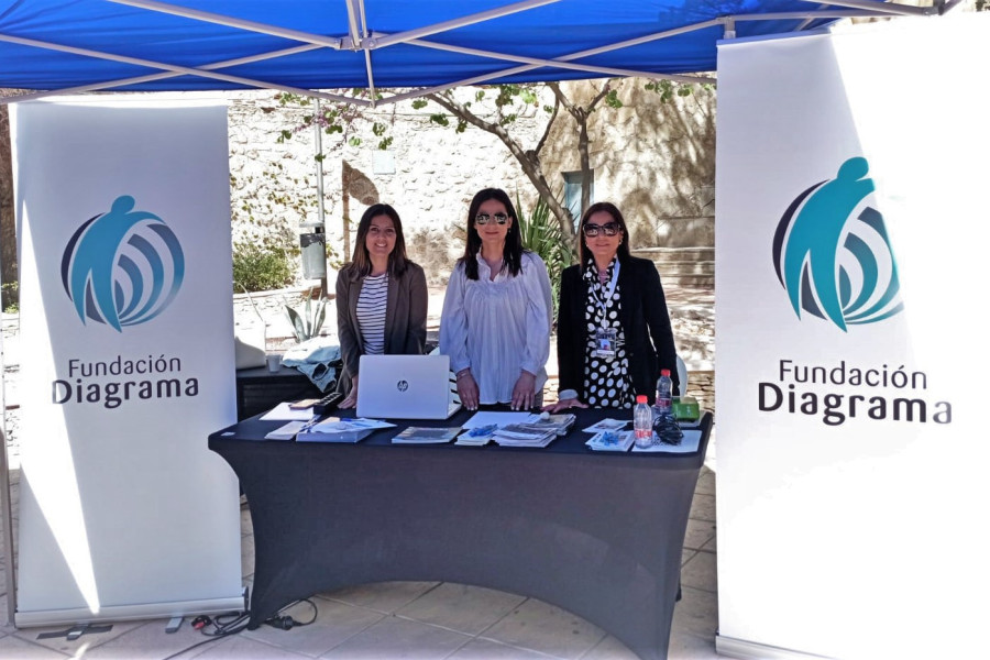 El equipo de la Fundación, en la mesa informativa de la feria