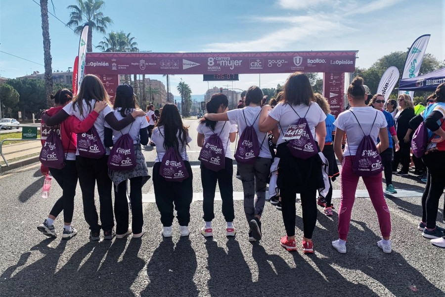 Menores y profesionales de Arrui, en la VIII Carrera de la Mujer de Murcia