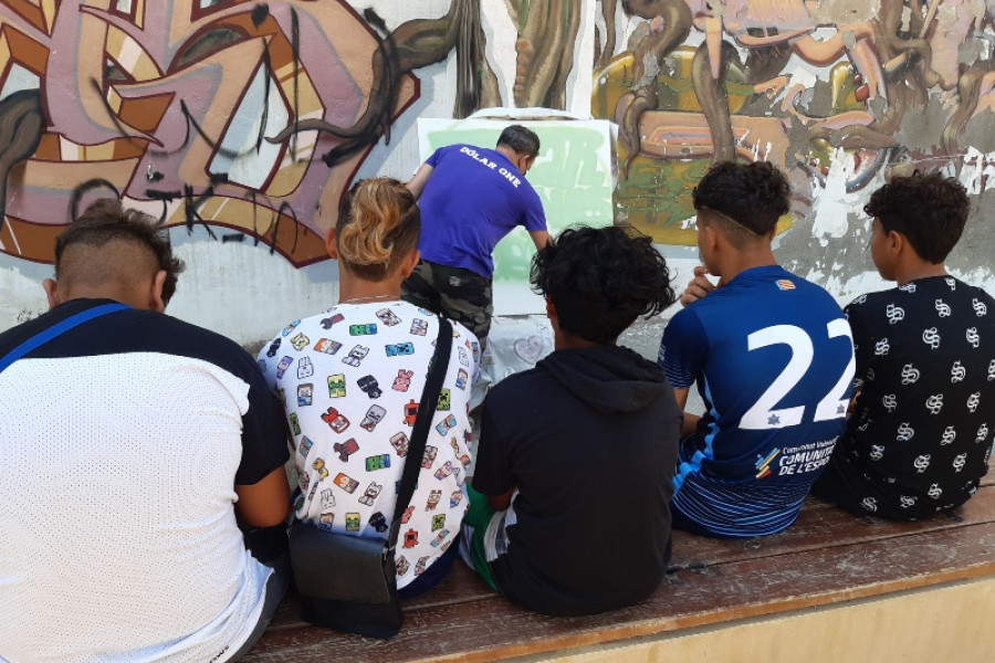 El artista grafitero Dolar One imparte un taller de sensibilización y arte en el Hogar ‘Benalúa’ de Alicante