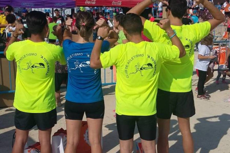 El club de atletismo ‘A tota marxa’ del centro ‘La Villa’ de Villena (Alicante) participa en la I Carrera Solidaria ‘Cartonajes Salinas’