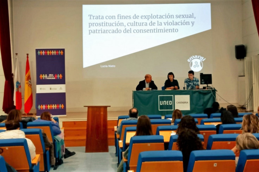 Álvaro Lavín, Lucía Nieto y Víctor González, durante la ponencia en el salón de actos de la UNED