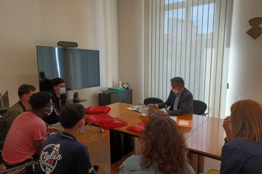 El Ayuntamiento de Blanes (Girona) recibe la visita de los jóvenes atendidos en el piso ‘El Tresmall’ de la localidad