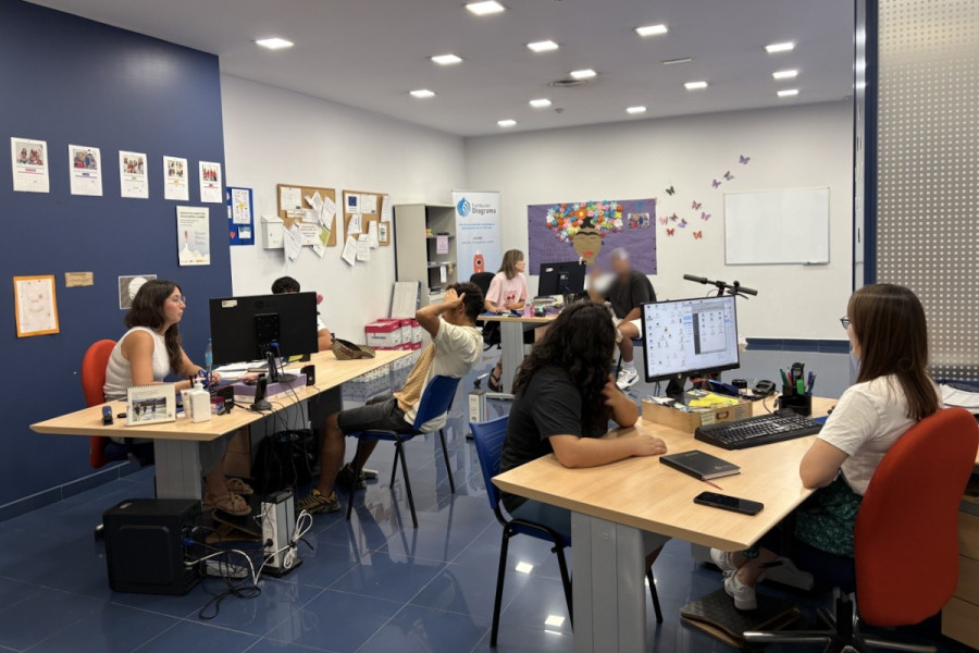 Varias personas jóvenes junto a las orientadoras laborales de Azarbe