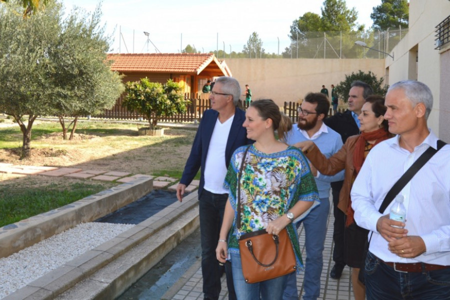 Bernard de Vos y Florence Brion (i) recorren el jardín del centro 'La Villa' con el equipo de Diagrama y Trinidad Crespo (2d)