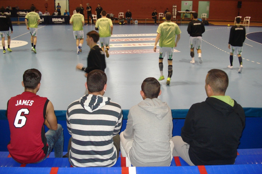 Menores de 'La Zarza' asisten a un partido del Balonmano Benidorm. Fundación Diagrama.