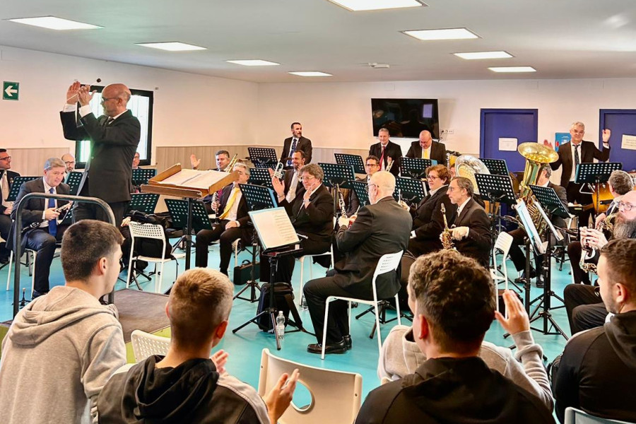 Los chicos y chicas del centro ‘Odiel’ disfrutan de la actuación de la Banda Sinfónica Municipal de Huelva