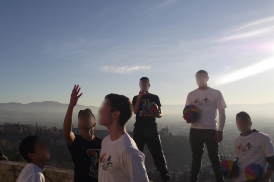 La Federación Española de Baloncesto regala a los menores del centro ‘San Miguel’ de Granada artículos promocionales de la Copa del Mundo
