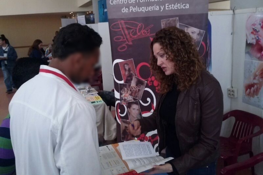 Los jóvenes del centro ‘La Villa’ se informan sobre futuras salidas profesionales en el Baúl del Estudiante y del Empleo de Elda