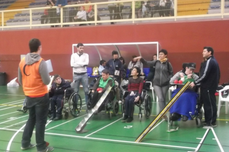 Los menores del centro de acogida ‘Campanar’ de Valencia participan como voluntarios en un campeonato de boccia para personas con discapacidad