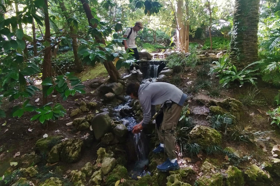 Dos jóvenes observan una de las cascadas del jardín