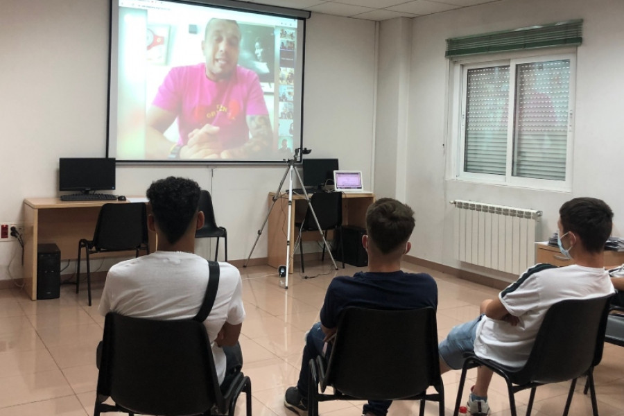 El boxeador Pablo Navascues comparte una charla con las personas jóvenes atendidas por Fundación Diagrama en Madrid