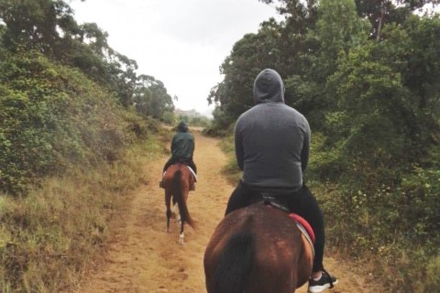 Dos jóvenes del centro, a caballo por uno de los caminos del Parque Natural