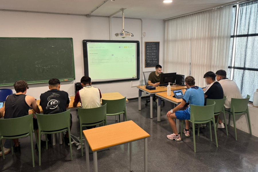 Personas jóvenes del centro educativo ‘Las Moreras’ (Murcia) se entrenan en nuevas tecnologías con la Fundación Cibervoluntarios