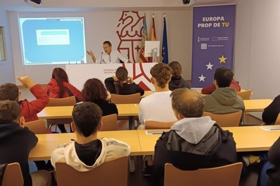 Un responsable de Europe Direct explica a un grupo de chicos y chicas cómo funciona la UE