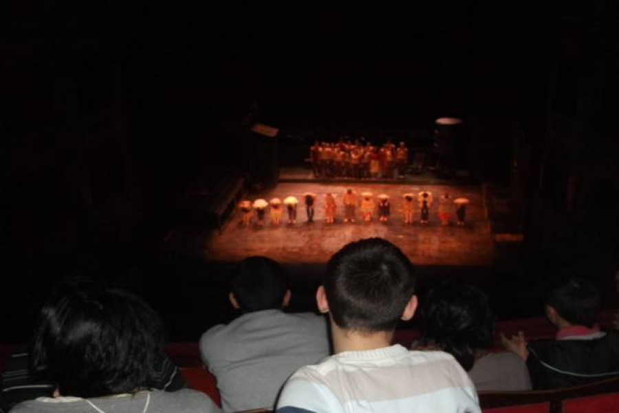 Los menores del Centro de Acogida ‘Campanar’ visitan el Teatro Principal de Valencia para asistir al preestreno solidario de la ópera “Carmen”