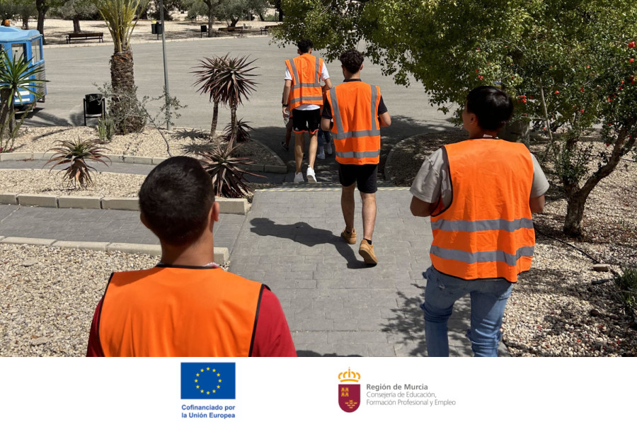 Menores atendidos en el centro educativo ‘Las Moreras’ de El Palmar visitan el Centro de Tratamiento de Residuos de Cañada Hermosa