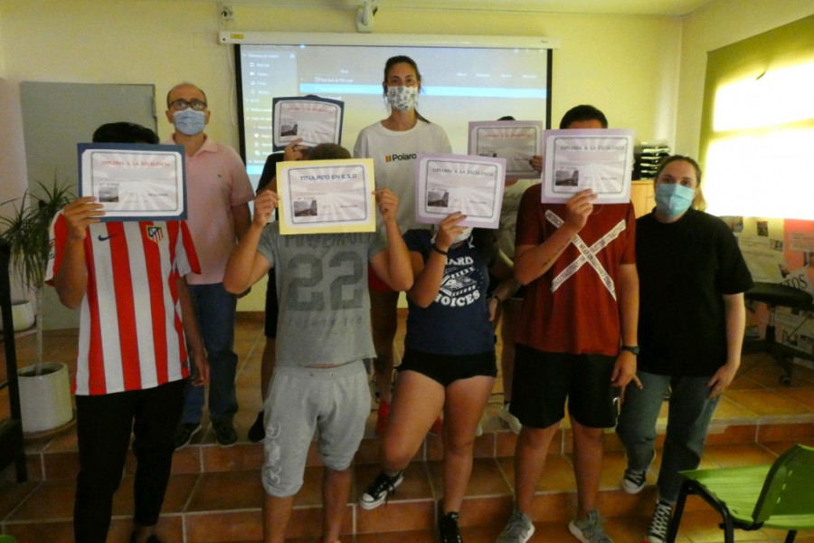 Los jóvenes atendidos en el centro ‘La Cañada’ de Fernán Caballero (Ciudad Real) reciben sus diplomas tras cumplir los objetivos del curso escolar