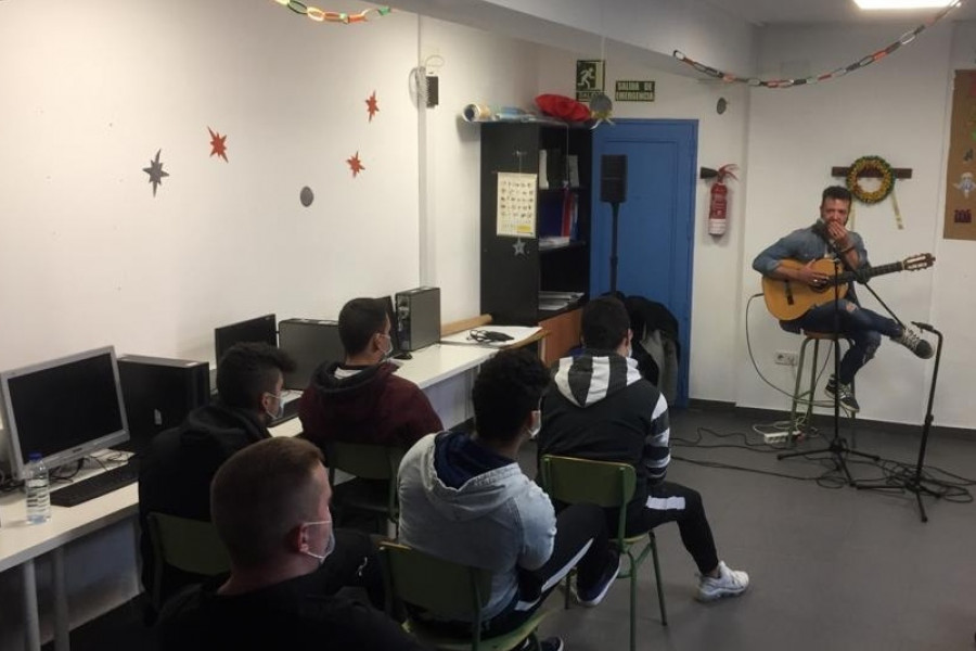 El cantautor Antonio Luz ofrece un concierto para los menores atendidos en el centro ‘Monteledo’ de Ourense