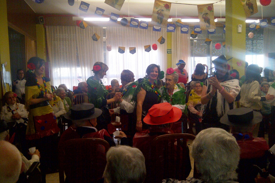 El Centro de Día de la Residencia Mixta de personas mayores ‘Armunia’ de León acerca la Feria de Abril a los residentes en carnaval