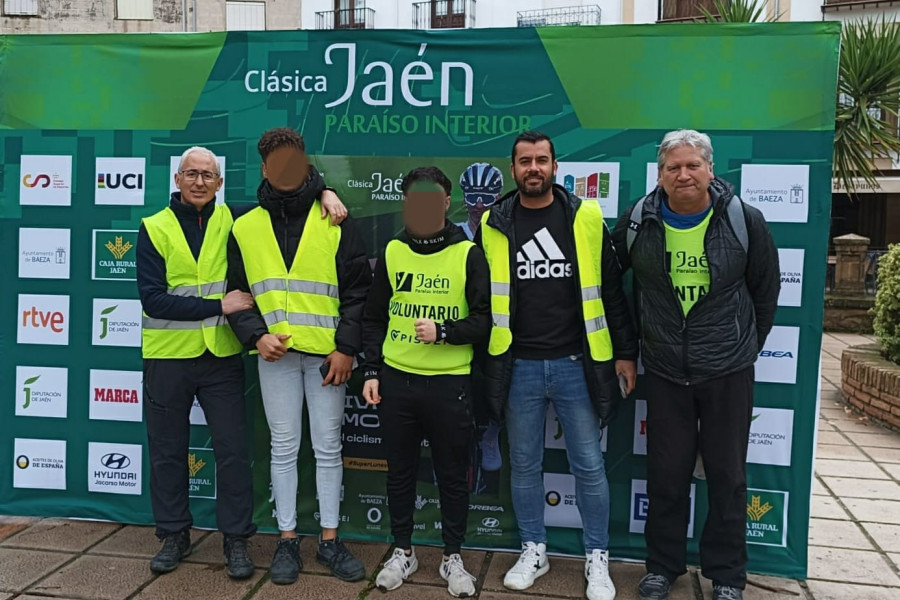 Dos jóvenes atendidos en el centro ‘Las Lagunillas’ colaboran en la organización de la carrera ciclista Clásica Jaén Paraíso Interior