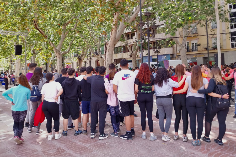 Jóvenes y educadores participantes en la carrera