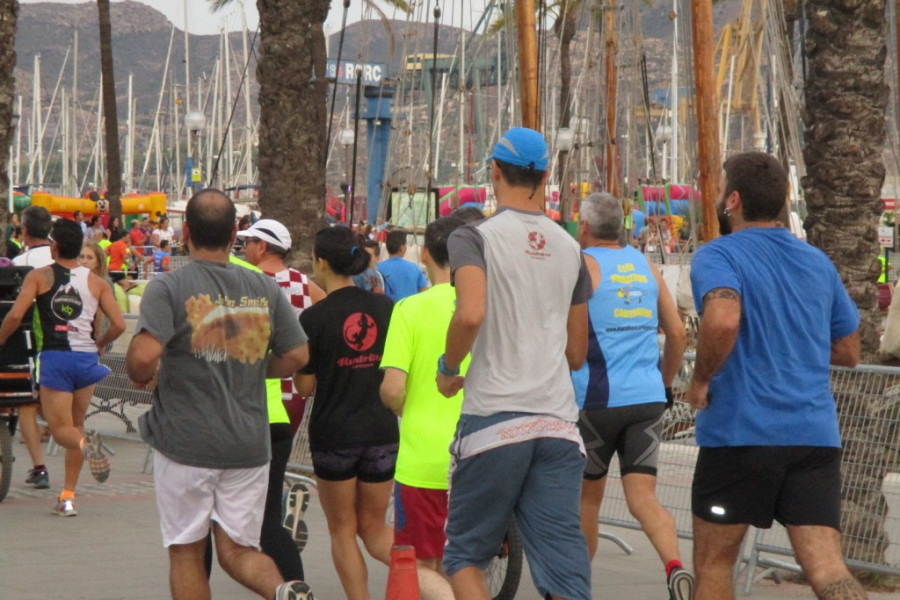 Un grupo de personas atendidas en el centro sociosanitario ‘Cristo de los Mineros’ de La Unión (Murcia) participan en la II Carrera Puerto de Cartagena