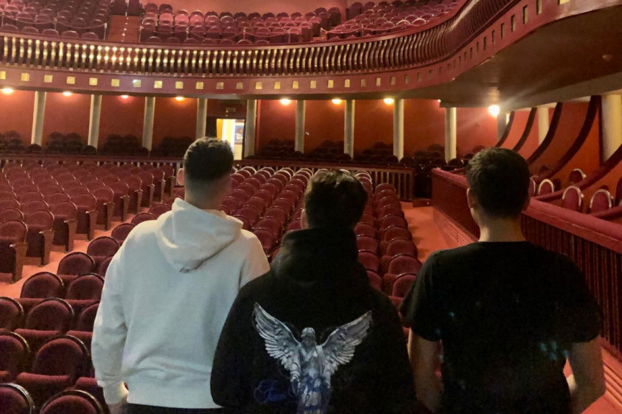 Los tres jóvenes recorren el patio de butacas del Teatro Castelar