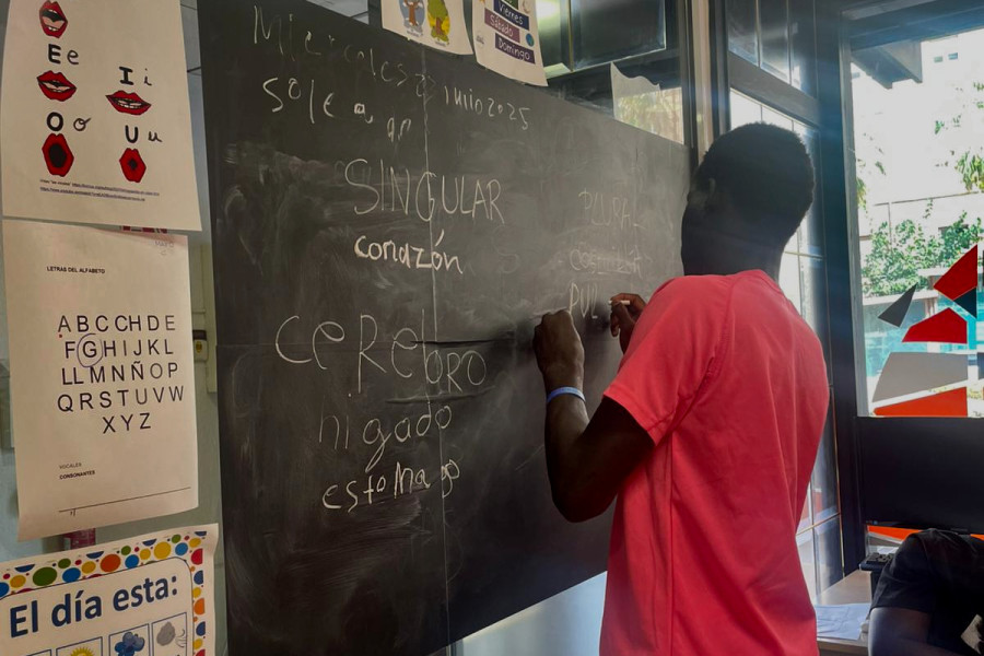 Un joven realiza ejercicios para mejorar el idioma
