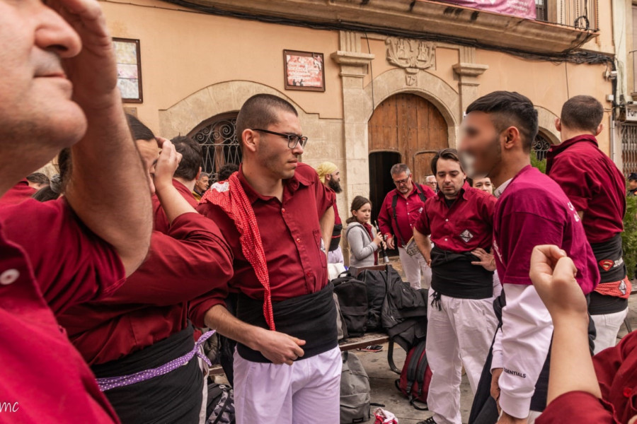 El joven, junto a su agrupación de castellers