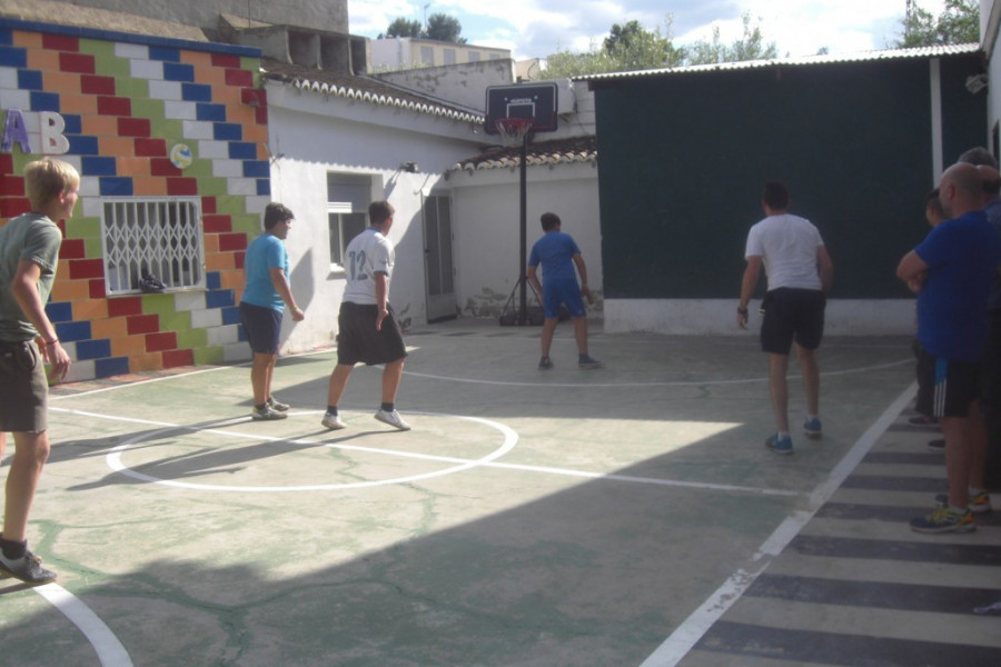 Los jóvenes atendidos en el centro ‘Anassim’ de Llanera de Ranes (Valencia) reciben la visita del ex jugador de pelota valenciana Paco Cabanes. Comunidad Valenciana 2018. 