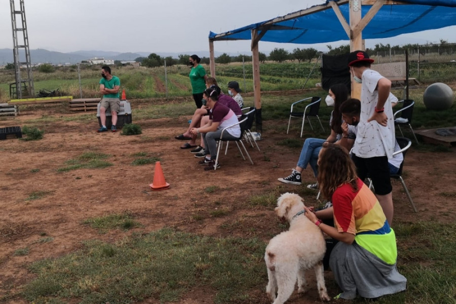 El centro canino Baracán abre sus puertas a las personas jóvenes atendidas en la residencia ‘Baix Maestrat’ de Vinarós (Castellón)