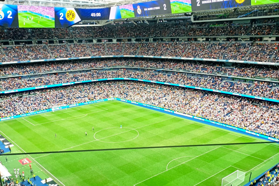 Usuarios del centro 'Casa de Campo de Madrid' asisten al Santiago Bernabéu para ver un partido de fútbol benéfico