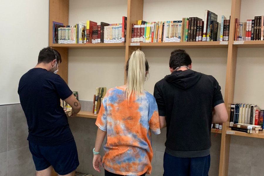 El Centro ‘Genil’ de Granada pone en marcha su biblioteca con una serie de obras literarias donadas por varios centros académicos de la provincia